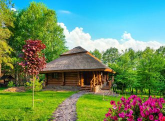 Ekologiczne wypoczynki: Jak domki leśne z sauną i jacuzzi mogą wspierać zrównoważony rozwój